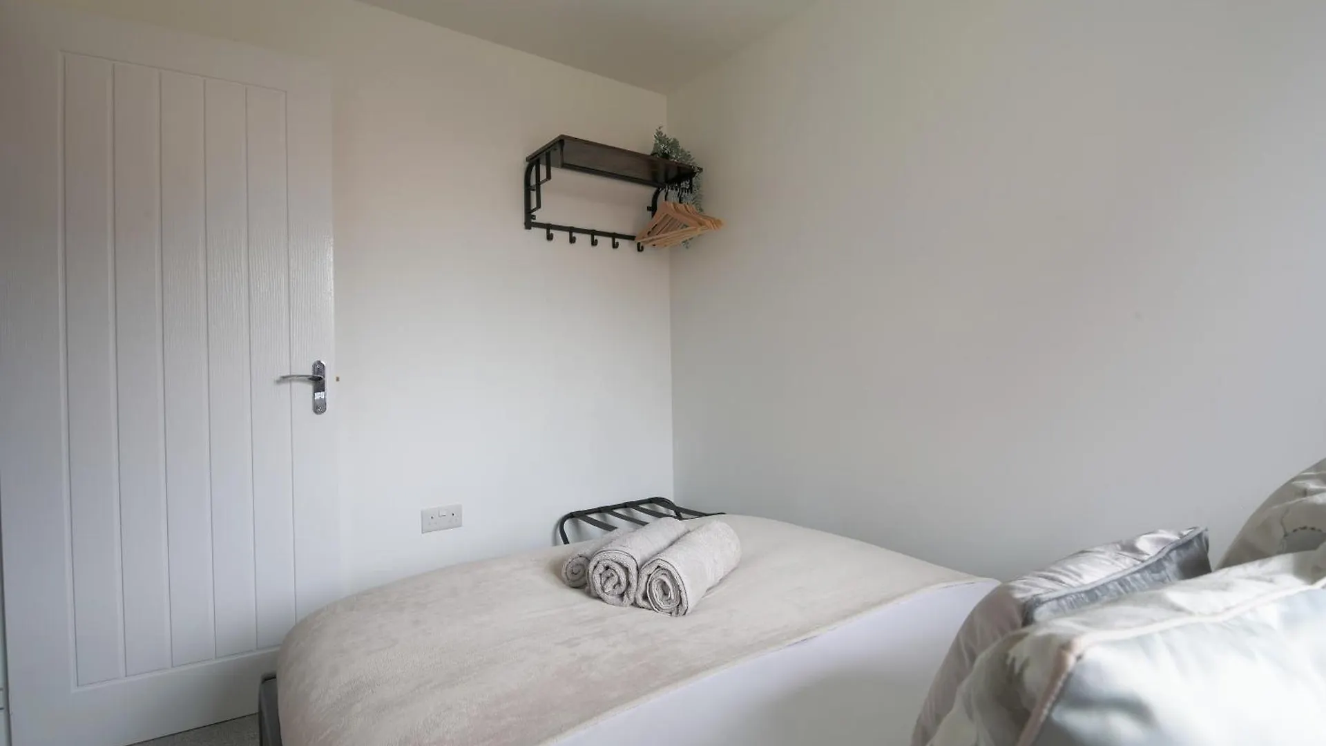 Large 4 Bedroom And 3 Bathroom House - Very Close To Cardiff & Newport 0*,  영국