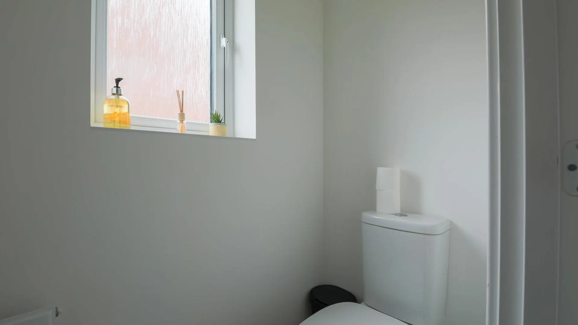 펜션 Large 4 Bedroom And 3 Bathroom House - Very Close To Cardiff & Newport 영국