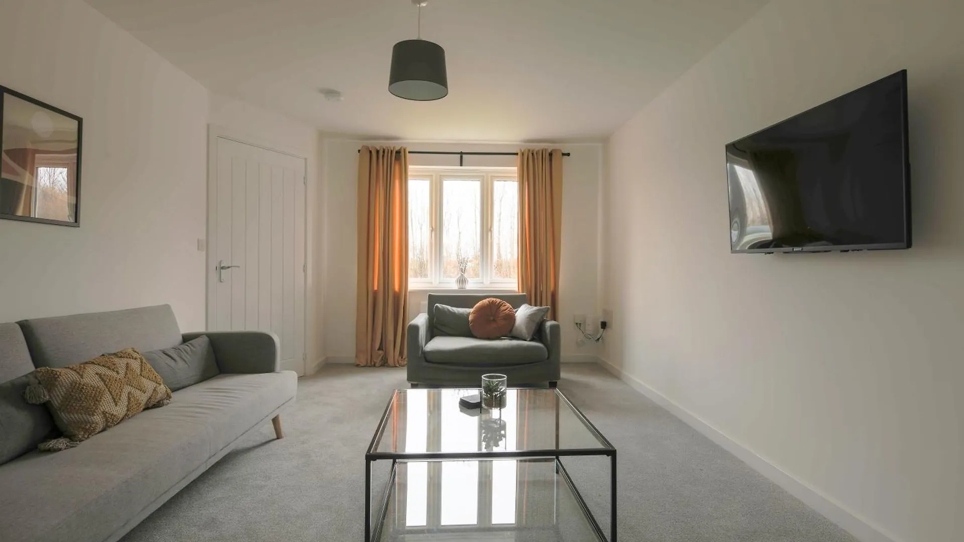 Large 4 Bedroom And 3 Bathroom House - Very Close To Cardiff & Newport 펜션
