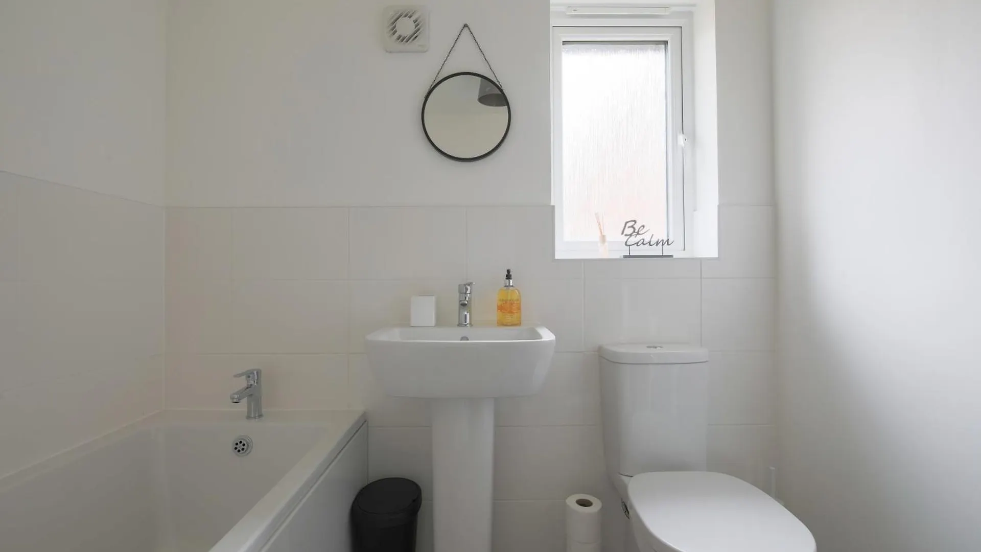 Large 4 Bedroom And 3 Bathroom House - Very Close To Cardiff & Newport 펜션