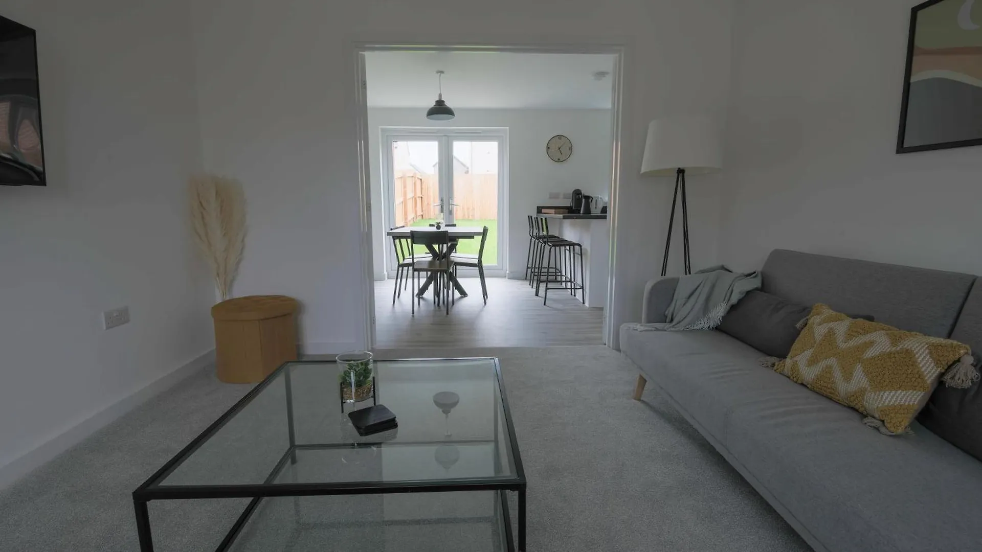 Large 4 Bedroom And 3 Bathroom House - Very Close To Cardiff & Newport 영국