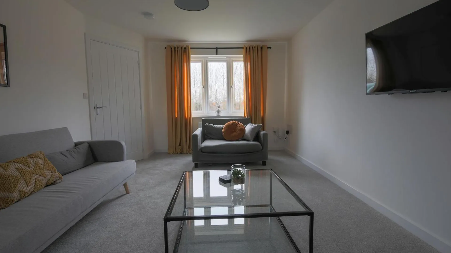 Large 4 Bedroom And 3 Bathroom House - Very Close To Cardiff & Newport 0*,  영국