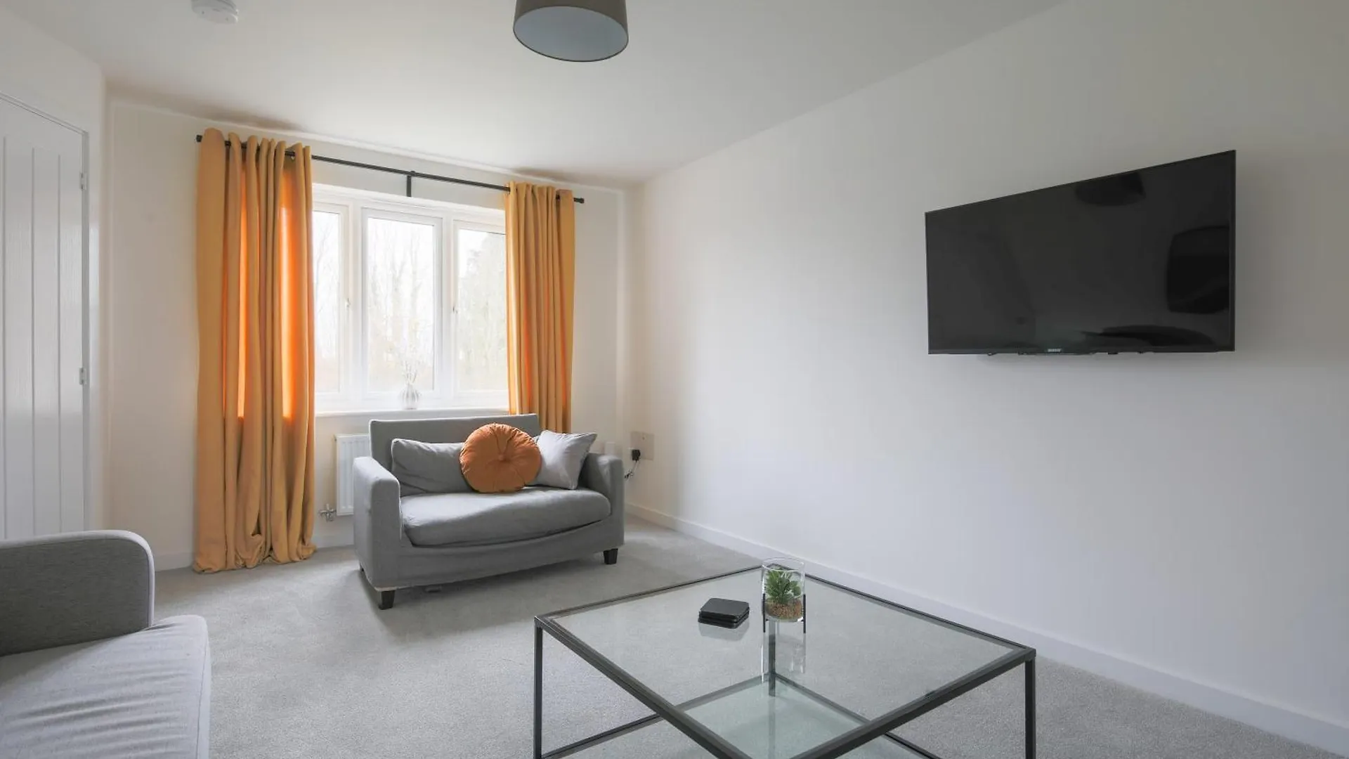 Large 4 Bedroom And 3 Bathroom House - Very Close To Cardiff & Newport
