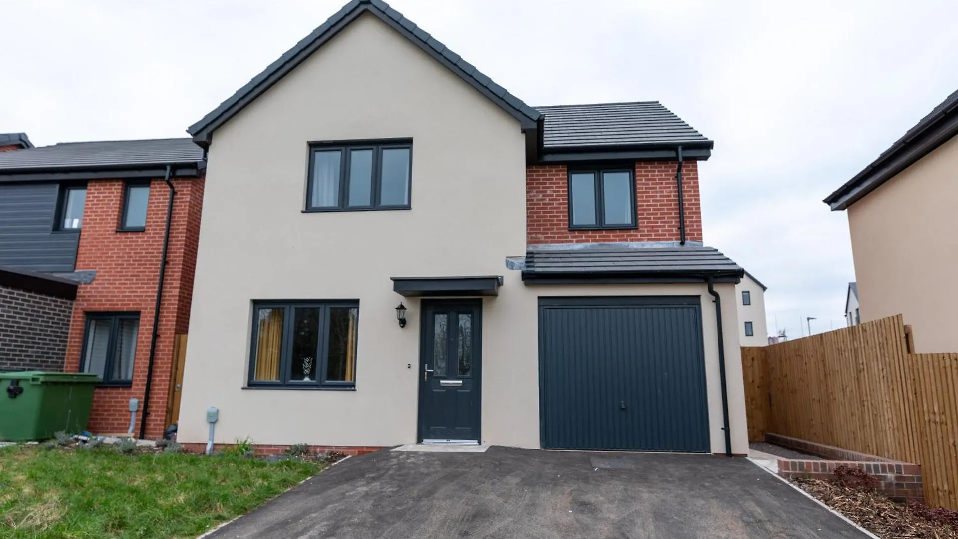 Large 4 Bedroom And 3 Bathroom House - Very Close To Cardiff & Newport 0*,